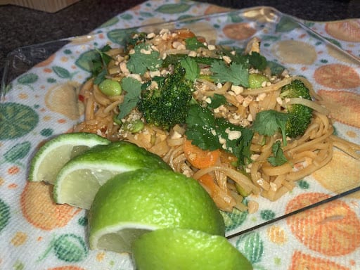 pad thai with crushed peanuts