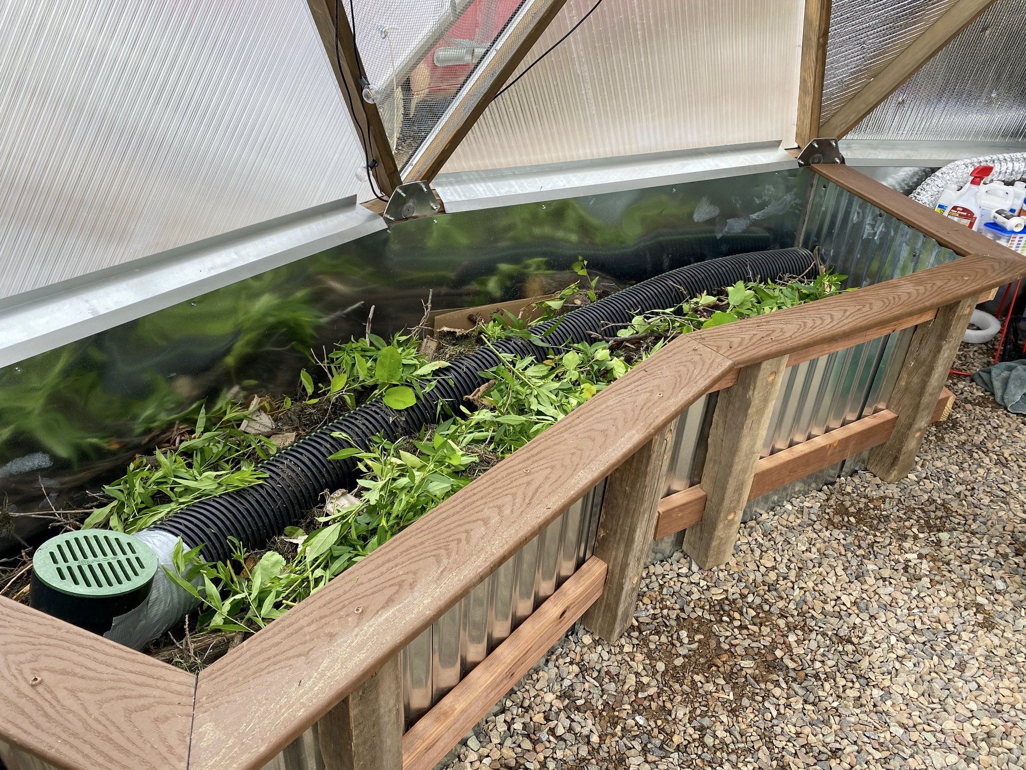 4-Deborah_Rich_Hugrlkultur_Gaden_0533 - Growing Spaces Greenhouses Hugelkultur leaf layer in a raised bed