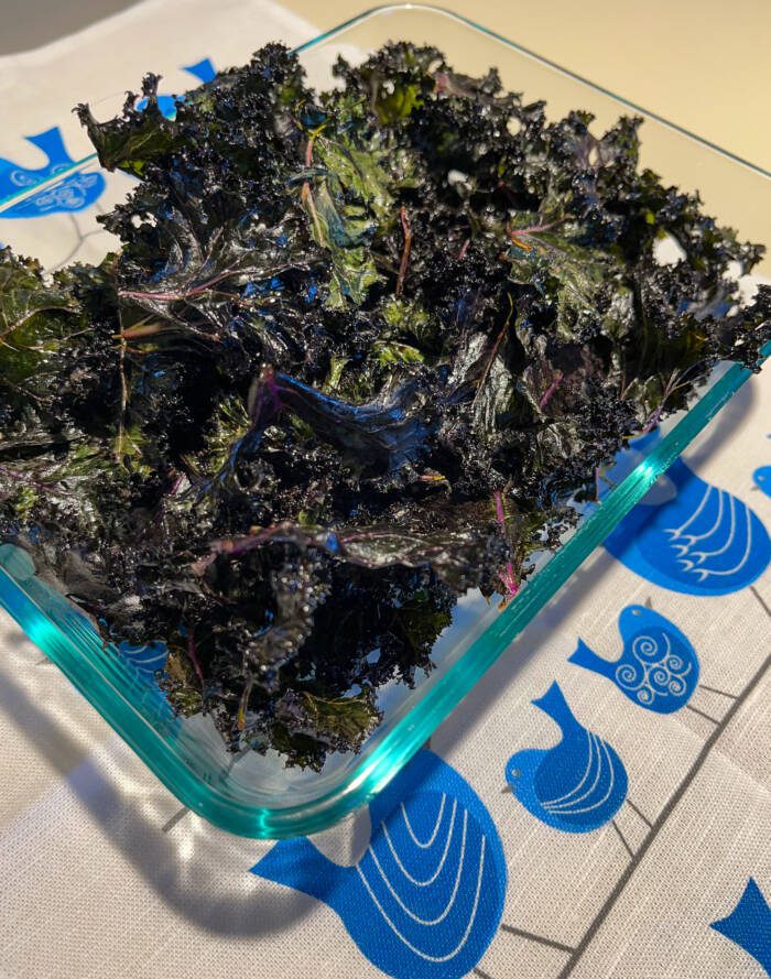 Kale chips ready to eat is a clear dish