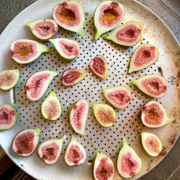 drying_kadota_figs - Growing Spaces Greenhouses round pizza tray used for drying foods like these kadota figs